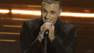 Sanremo 2026 braccialetti azzurri cosa significano e perché li indossano