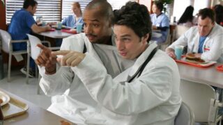 Scrubs revival conquista successo con punteggio stellare su rotten tomatoes in vista della premiere