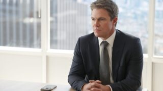 Stephen amell nel reboot procedurale riporta in scena la star originale a 27 anni di distanza