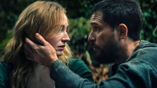 Sophie turner e kit harrington ridono dopo essersi baciati nel  video durante le riprese di the dreadful