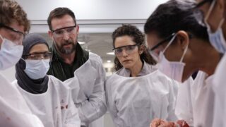 Noah wyle e il cast analizzano la morte devastante della stagione 2