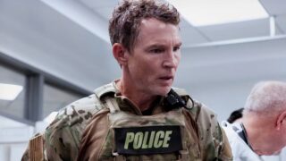 Dottor abbot indossa un’uniforme swat nella stagione 2 di the pitt