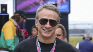 Tony hawk smentisce voci sul matrimonio sull isola di epstein