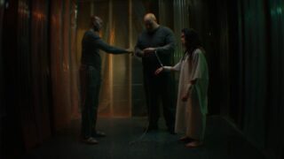 Djimon hounsou tiene in ostaggio lauren lavera in clip contorto