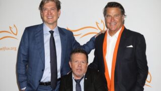Michael j fox attivismo per il parkinson emotivo lodato da ted mcginley co protagonista di shrinking