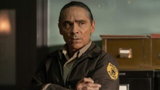 Dark winds stagione 4 la verità sul pensionamento di leaphorn spiegata da zahn mcclarnon