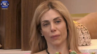 Paula Caruso in lacrime al Gf Vip: sono qui per mio figlio, mi sento in colpa e le cure costano troppo