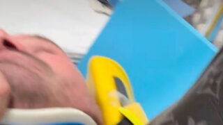 Volto di uomini e donne coinvolto in incidente grave