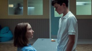 Louis theroux esplora la mascolinità tossica nel  documentario netflix