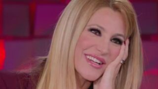 Adriana Volpe: età, ex marito e figli, dove vive, lauree, carriera e vita privata al Grande Fratello Vip