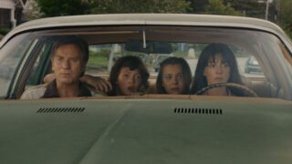 Anne hathaway e ewan mcgregor:  film sci-fi rivelato nel trailer di end of oak street