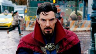 Doctor strange si inginocchia davanti al doctor doom di robert downey jr avengers doomsday art