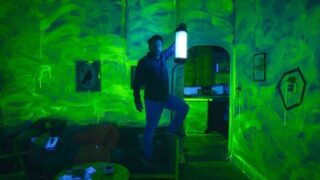 Charlie day narratore inaffidabile in un mistero di omicidi valutato al 100% su rotten tomatoes