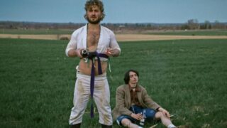 Crash Land review: buddy comedy tenera e ridicola che fa ridere e insegna la vulnerabilità come forza
