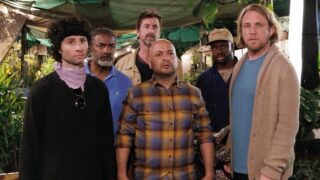 Plantman & blondie: la commedia surreale di the dress up gang tra moda e risate esplosive
