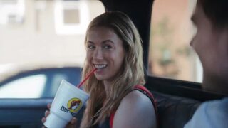 Iliza shlesinger: chasing summer, trama comica e profondità emotiva