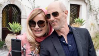 Netflix serie comica da 9 episodi con 8 premi emmy sembra più simile a white lotus stagione 2