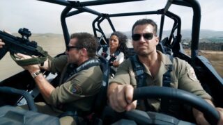 Jake gyllenhaal e henry cavill nel primo trailer del  action thriller di guy ritchie in the grey
