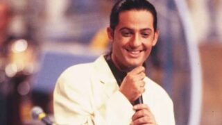 Fiorello e il karaoke: retroscena e aneddoti tra codino stile steven seagal e giacche colorate per dribblare la differita