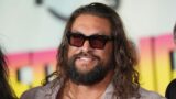 Jason momoa si allea ufficialmente con il cattivo del dceu nella nuova commedia di azione su netflix