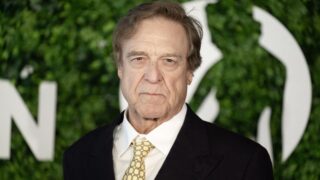 John goodman proprietario di ristorante maniaco nelle immagini stellari di chili finger esclusive
