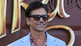 John stamos e lizzy caplan in un thriller di rapine con drag prime immagini esclusive