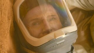 Liam neeson mostra infezione simile a the last of us nella scena di apertura di cold storage
