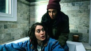 Danny devito e lizzy caplan nel  thriller con twist su home alone accennano a una drag queen