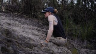 Ascesa clip che mostra la perseveranza di un arrampicatore contro ogni probabilità