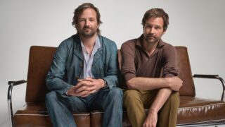 Duffer bros nuova serie thriller netflix in 8 episodi subito un successo in streaming negli stati uniti