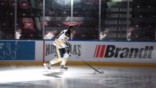 Youngblood recensione remake del film di hockey del 1986 con rob lowe che ribalta il genere sportivo come tirata antirazzista