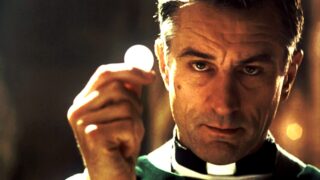Robert de niro e brad pitt nel dramma legale poco noto catturato fedelmente dal regista ambientato negli anni sessanta a hells kitchen