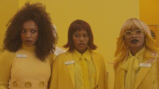 I love boosters recensione: una commedia di azione surreale che smonta il potere oligarchico in technicolor plastificato