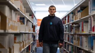 Director kirk jones e robert aramayo: rischi e verità dietro il biopic i swear