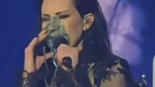 Laura Pausini maschera dell’ossigeno durante il concerto: cosa è successo e perché i fan erano preoccupati