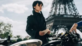 Mercoledì stagione 3 cambia scenario: jenna ortega arriva a parigi nella prima immagine ufficiale