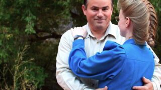 Serie netflix scioccante su leader di culto che sposò bambini: cosa rivela la nuova docu-series