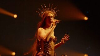 Mother mary review: anne hathaway, il drama pop pieno di stile e senza sostanza