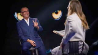 Carlo Conti dopo Sanremo: dalla satira da giurato alla belva pungente, la nuova vita lontano dall’Ariston