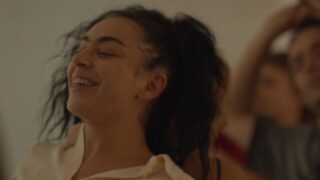 Erupcja review charli xcx in un viaggio romantico d europa tra distruzione e nuovi inizi