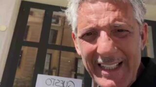 Teatro delle Vittorie in vendita, Fiorello attacca i manifesti davanti alla sede: non si dovrebbe vendere, video