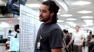Mateo shift notturno spiegato: perché è importante per la stagione 2 di pitt