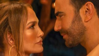 Jennifer Lopez e Brett Goldstein: il trailer di Office Romance Netflix e la svolta hot della relazione