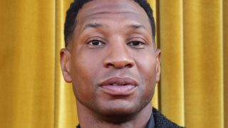 Jonathan majors cade da una finestra sul set: sciopero dei membri dell’equipaggio dopo l’incidente