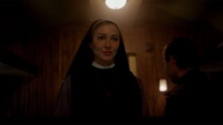 Katie Cassidy deve fare un esorcismo su un treno nel trailer di Speed Demon