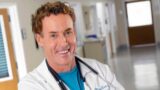 Scrubs revival stagione 2, come la diagnosi di dr. cox prepara gli eventi secondo john c. mcginley