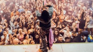 Sparatoria in centro: cantante colpito in pieno e attacco in pochi secondi
