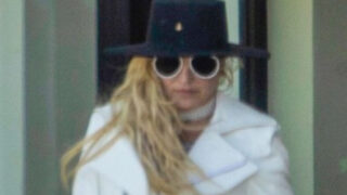 L’hanno ricoverata d’urgenza: momenti di paura nello spettacolo e situazione critica per la cantante