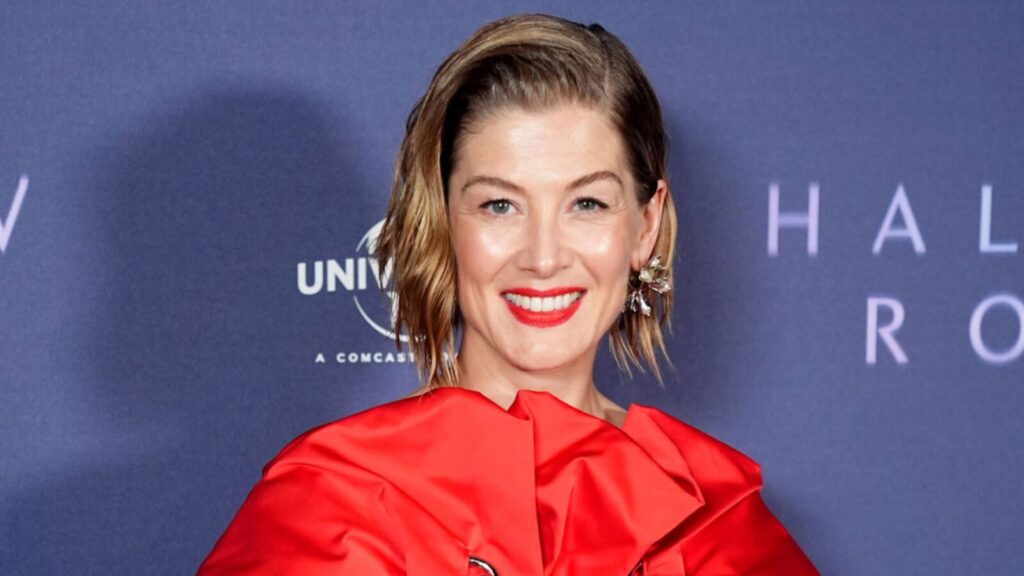 Rosamund pike thriller vietato ai minori e primo debutto in streaming negli usa la prossima settimana