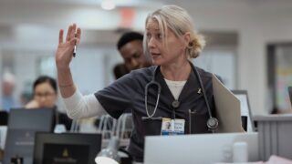 The pitt stagione 3 uscita di un personaggio e verità dura sulla serie
